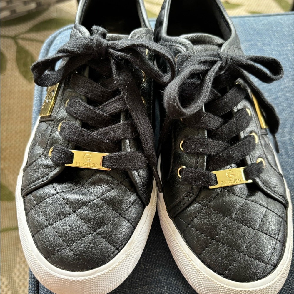 Guess sneakers women’s black leather size 7.5 gold accents GGOADIE2-M Clean